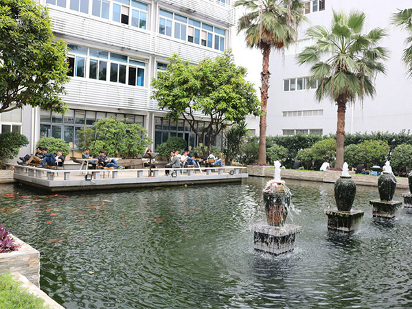 東莞潤東方環(huán)?？照{公司銷(xiāo)售部戶(hù)外休息區